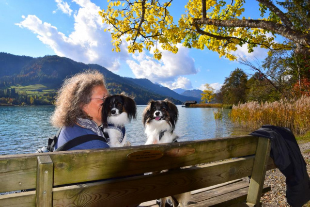 Priam, Iris et leur maman dans un décor parfait